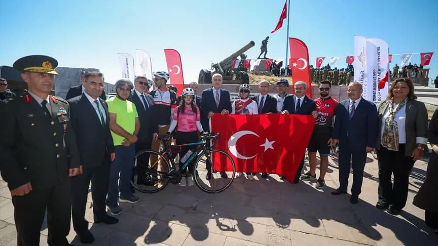 TBMM Başkanı Kurtulmuş, Büyük Zafer'in 104. yıl dönümünde Başkomutan Mustafa Kemal Anıtı'nda düzenlenen törene katıldı