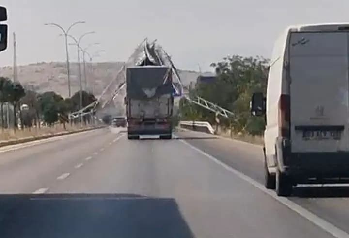 Damper kazası kamerada: Yön levhasını yıktı