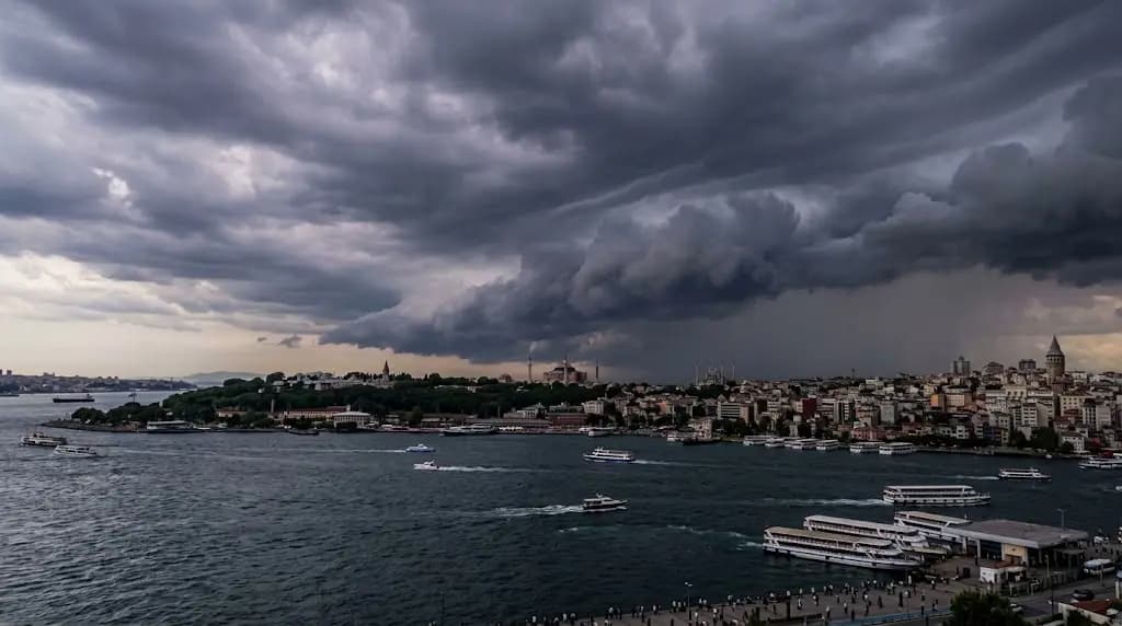 Gökyüzü şiddetli yağışa hazırlanıyor: İstanbul'da hava bu saatlerde değişecek