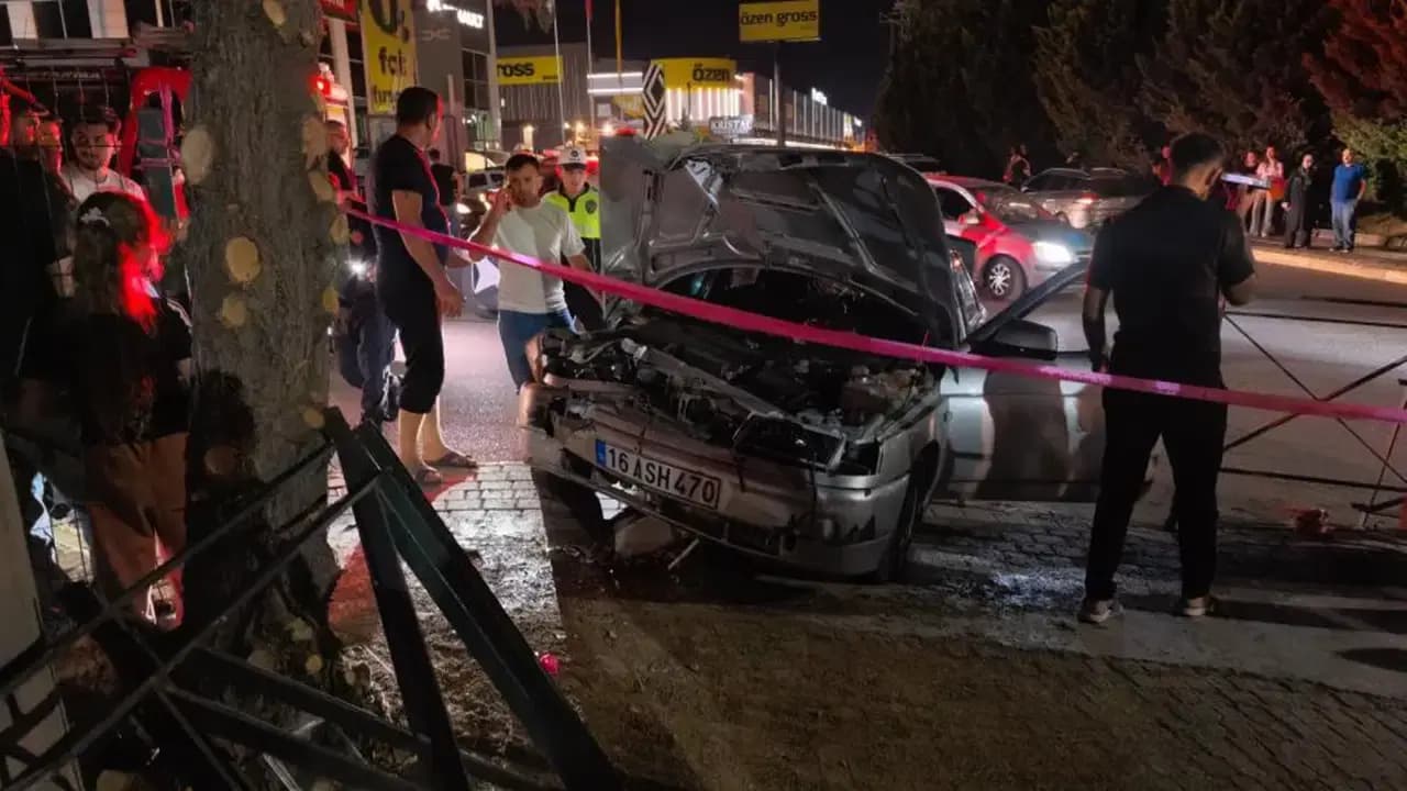 Otomobil beton direğe çarptı: Sürücü araçta sıkıştı