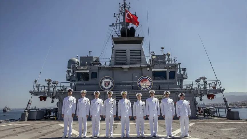 Akdeniz'in tek denizaltı kurtarma platformu TCG Alemdar "mavi vatan"da güven veriyor