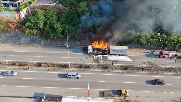 Karedeniz Sahil Yolu’nda mobilya yüklü TIR yandı