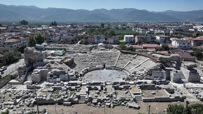 İznik Roma Tiyatrosu'ndaki nekropolde bulunan iskeletlerde veba bulgusuna rastlandı
