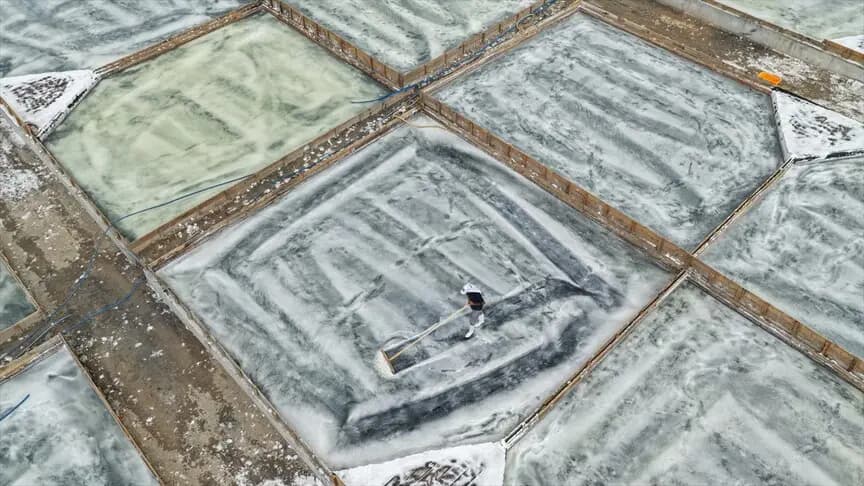 Kemah'ın asırlık tuzu geleneksel yöntemlerle sofralara ulaşıyor