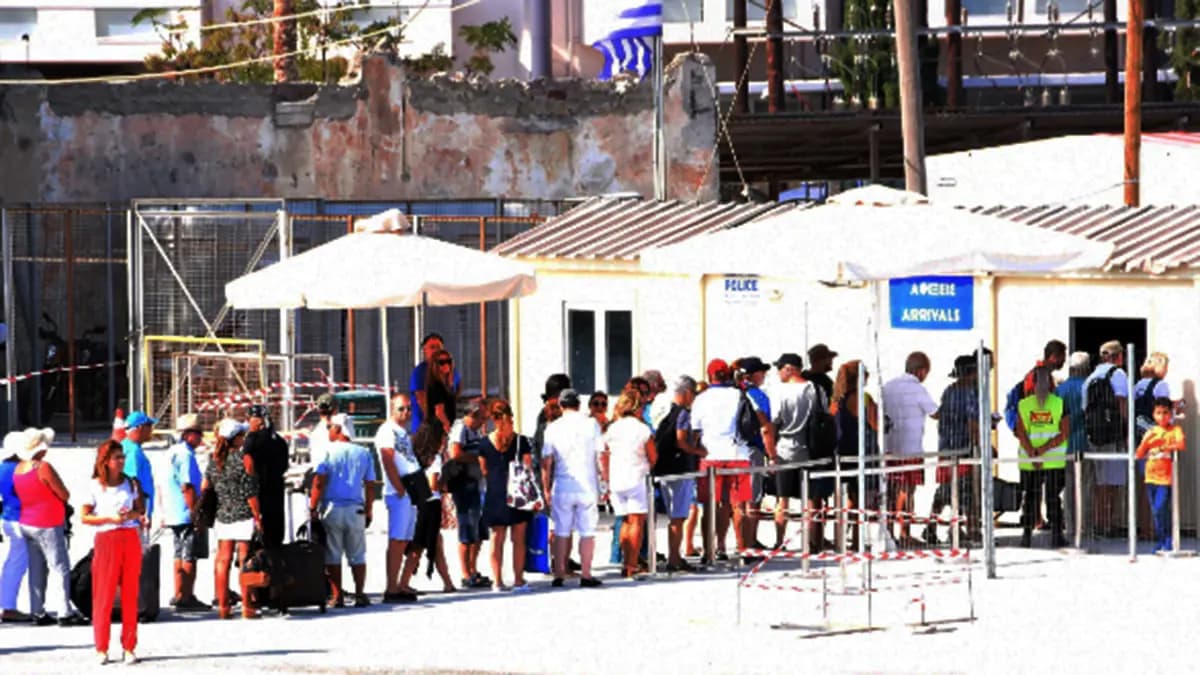 Kapıda vizeyi duyan uzun kuyruklar oluşturdu! Türk turist Yunan adalarını ihya etti...