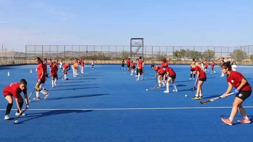 Okul koridorlarında başlayan çim hokeyi serüveni Türkiye şampiyonluğuna uzandı