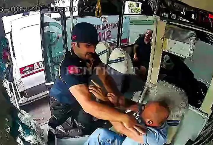 Adana'da yol verme kavgası: Ambulans şoförü, halk otobüsü şoförüne saldırdı