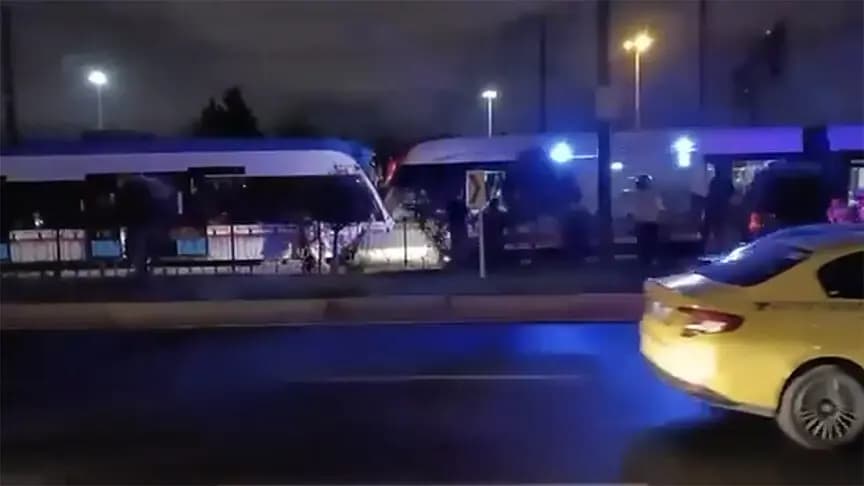 Zeytinburnu'nda iki tramvay çarpıştı