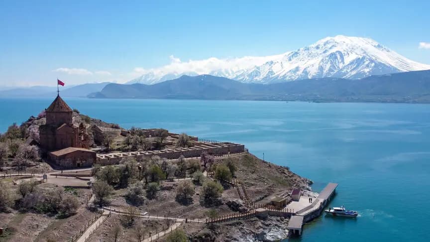 Van ile Bitlis sınırlarındaki alan "Van Gölü Deveboynu Yarımadası Milli Parkı" ilan edildi
