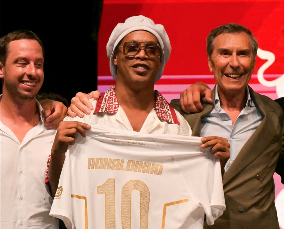 Ronaldinho 11 yıl sonra futbola döndü, yeni kulübüne imzayı attı