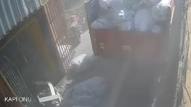 Gaziosmanpaşa'da yük asansörü 4'üncü kattan düştü: 1 ağır yaralı, o anlar kamerada