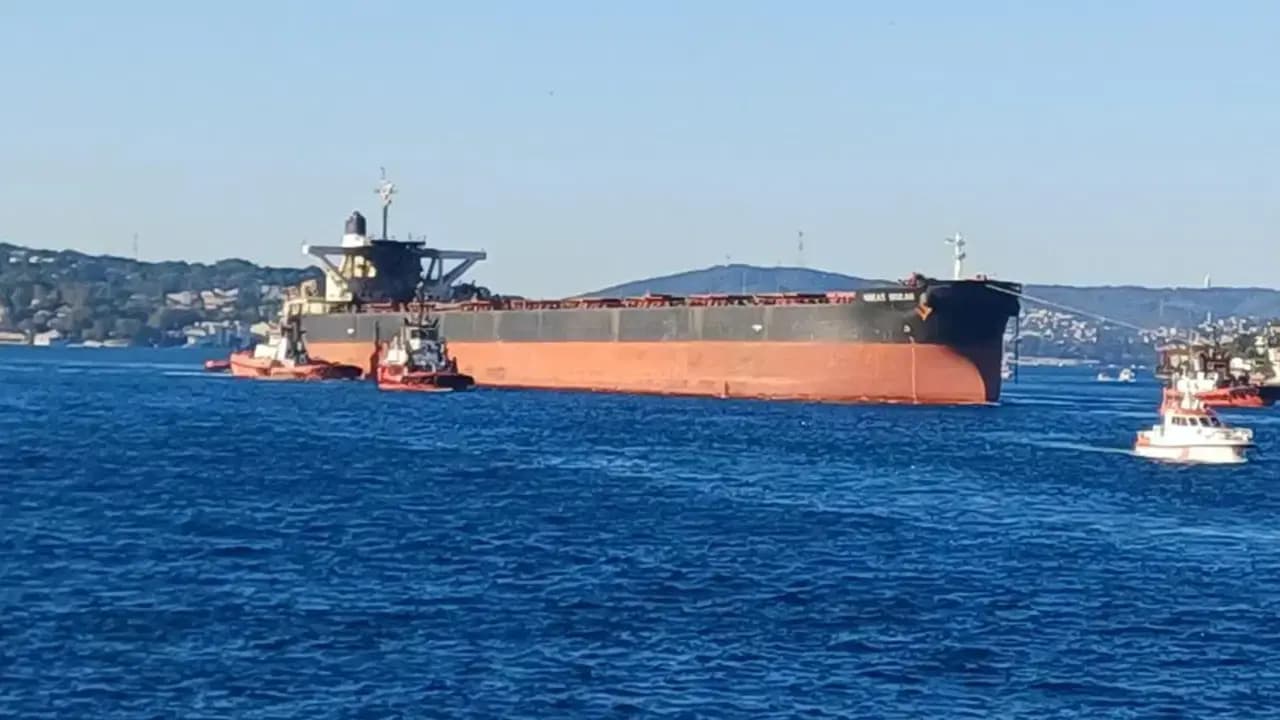 İHA saldırısına uğrayan gemi İstanbul Boğazı’ndan geçti