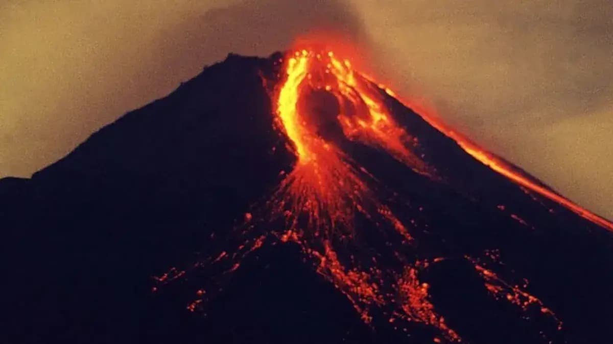 Endonezya'daki Merapi Yanardağı'nda patlama!