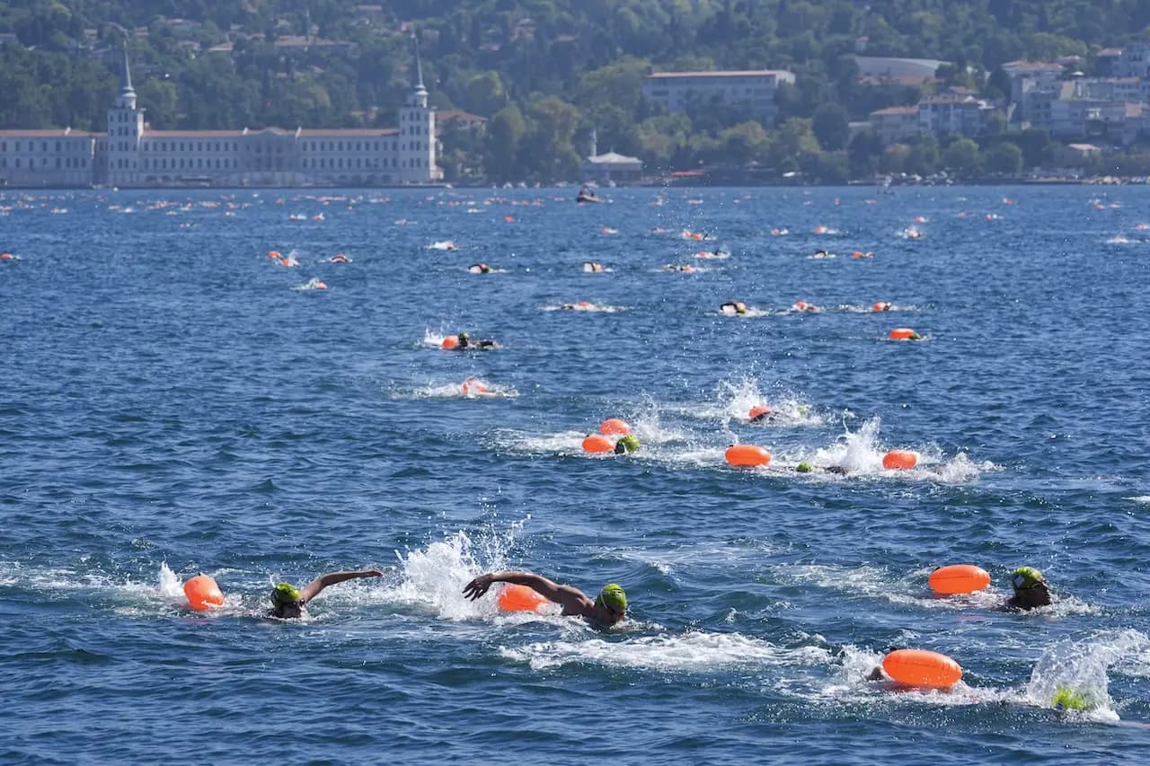 2 bin 500 sporcu katıldı! Boğaziçi Kıtalararası Yüzme Yarışı nefes kesti