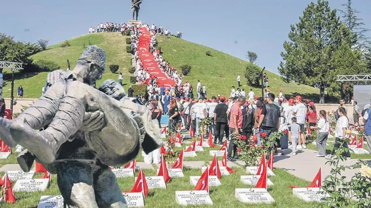 Dumlupınar'da her mezar taşı bir destan