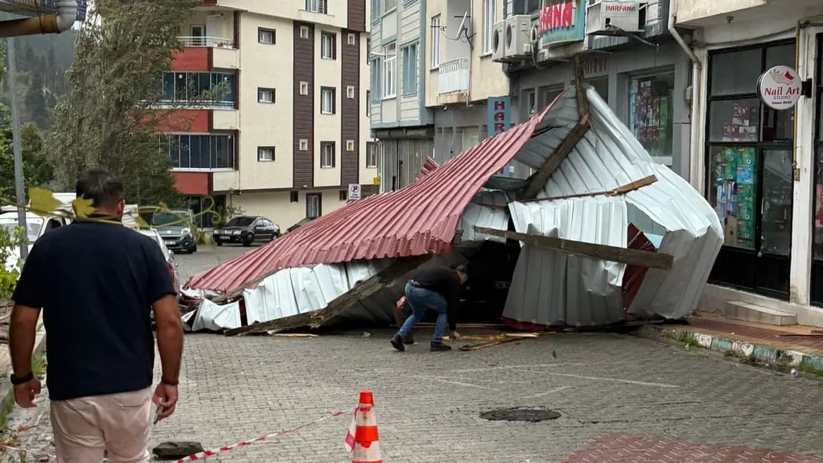 Artvin’de fırtına ve sağanak: Çatılar uçtu, caddeler su altında kaldı