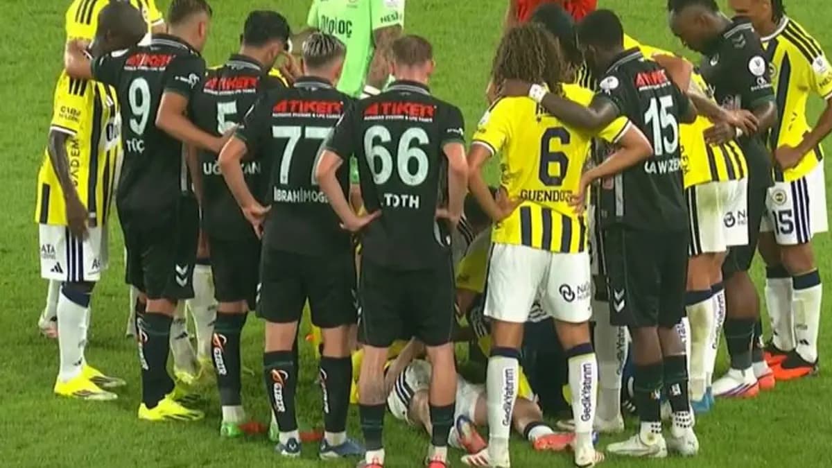 Fenerbahçeli yıldız yerde hareketsiz kaldı: Kadıköy'de korkutan an