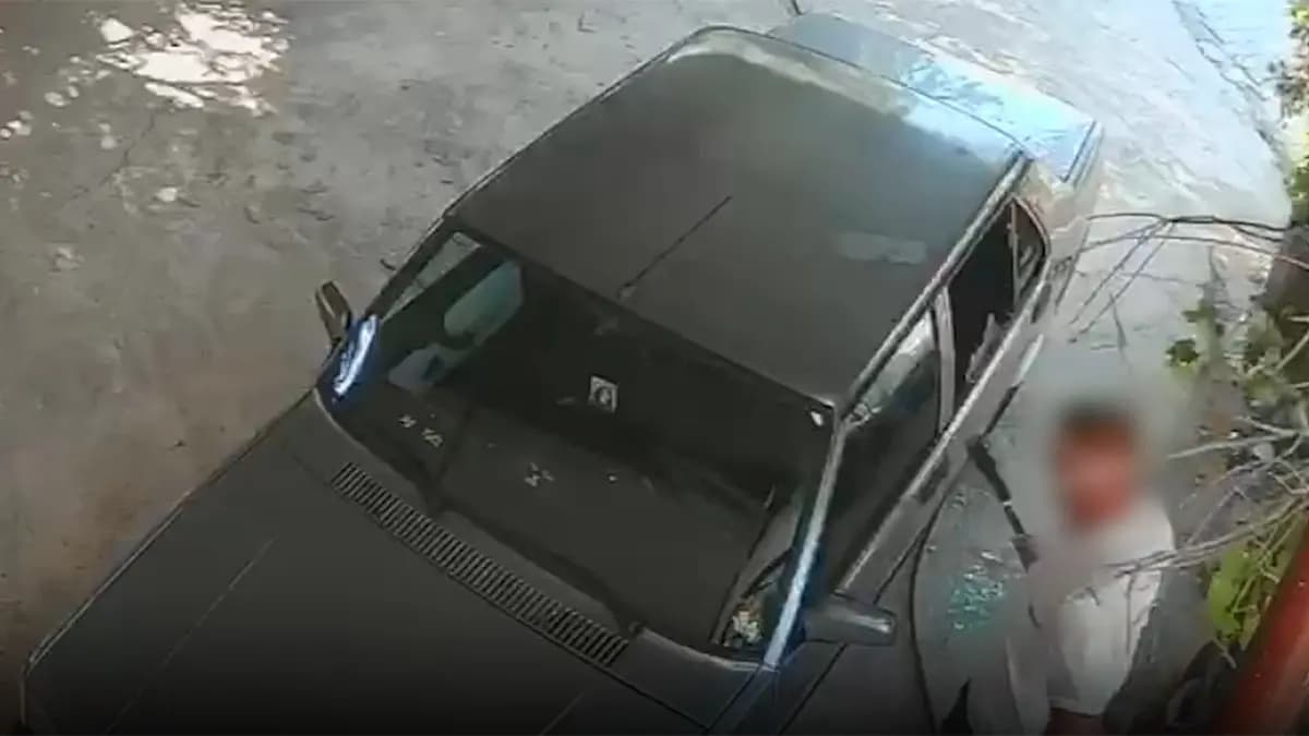 Tehdit ettiği kadının aracına satırla saldırdı
