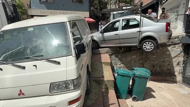 Beyoğlu'nda yokuştan kayan kargo aracının çarptığı otomobil askıda kaldı