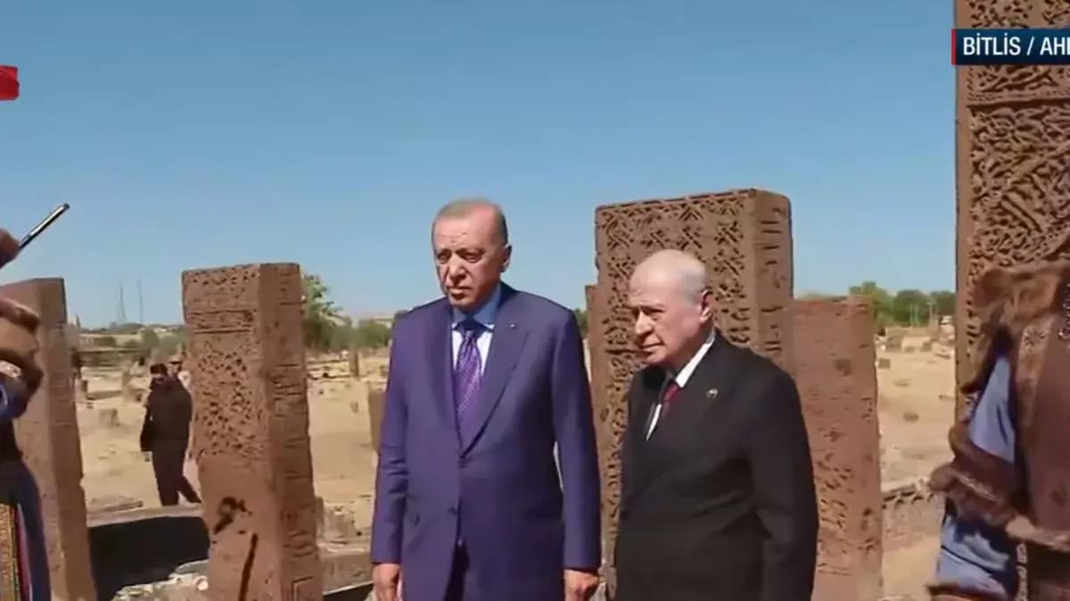 Son dakika | Başkan Erdoğan ve Devlet Bahçeli Ahlat Selçuklu Kabristanı'nı ziyaret etti: Tarihi kare!