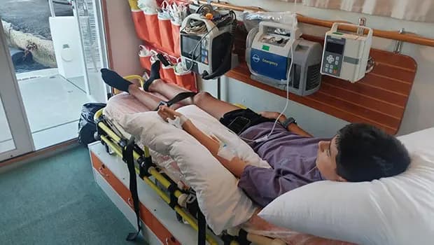 Leros'ta rahatsızlanan 14 yaşındaki Türk genci deniz ambulansıyla Bodrum'a getirildi