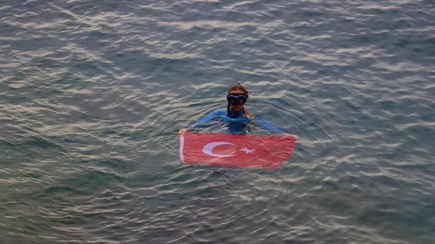 Milli sporcu Şahika Ercümen 30 Ağustos için Hatay'da "Zafer Dalışı" yaptı