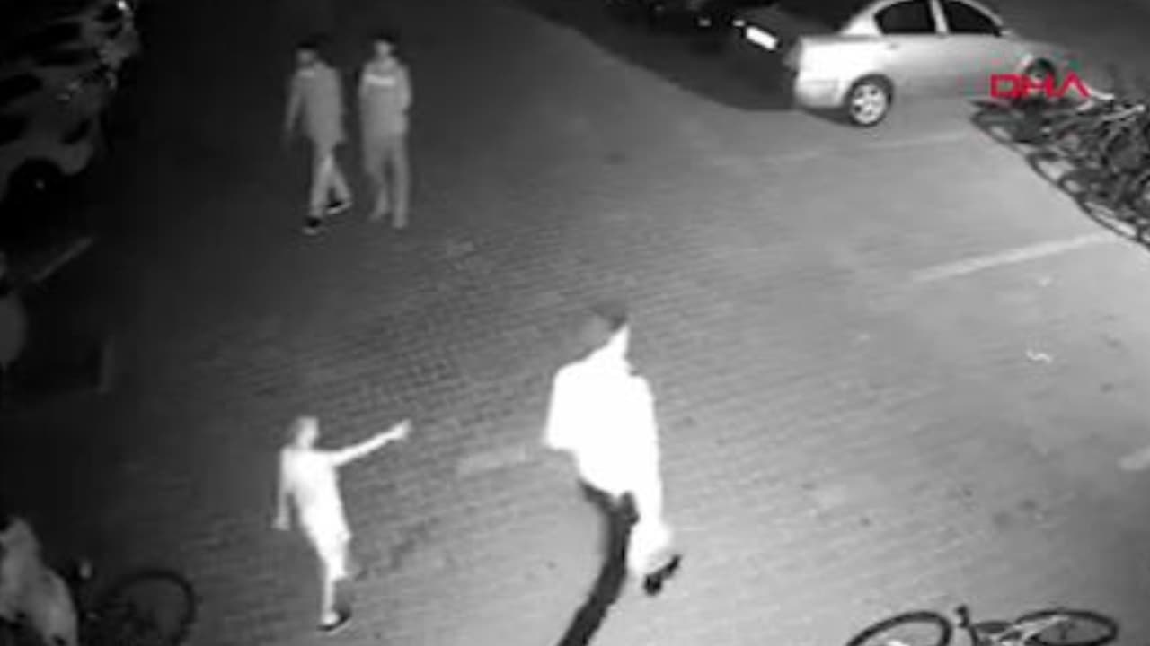 Ateşledikleri havai fişekler çocukların üzerinde patladı