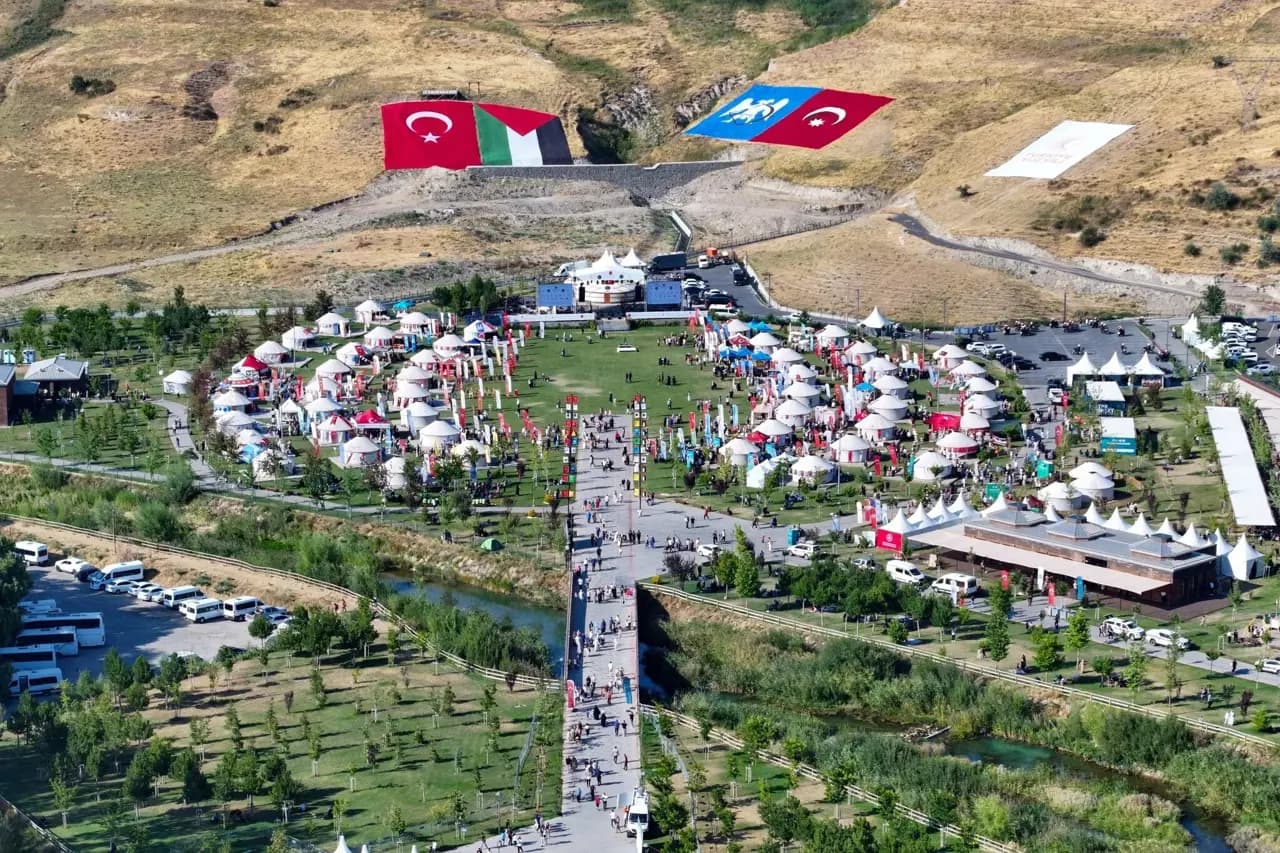 Ahlat'ta 955 yıllık gurur: Halk alana akın etti! Başkan Erdoğan ve Bahçeli'den Ahlat Selçuklu Kabristanı'na ziyaret