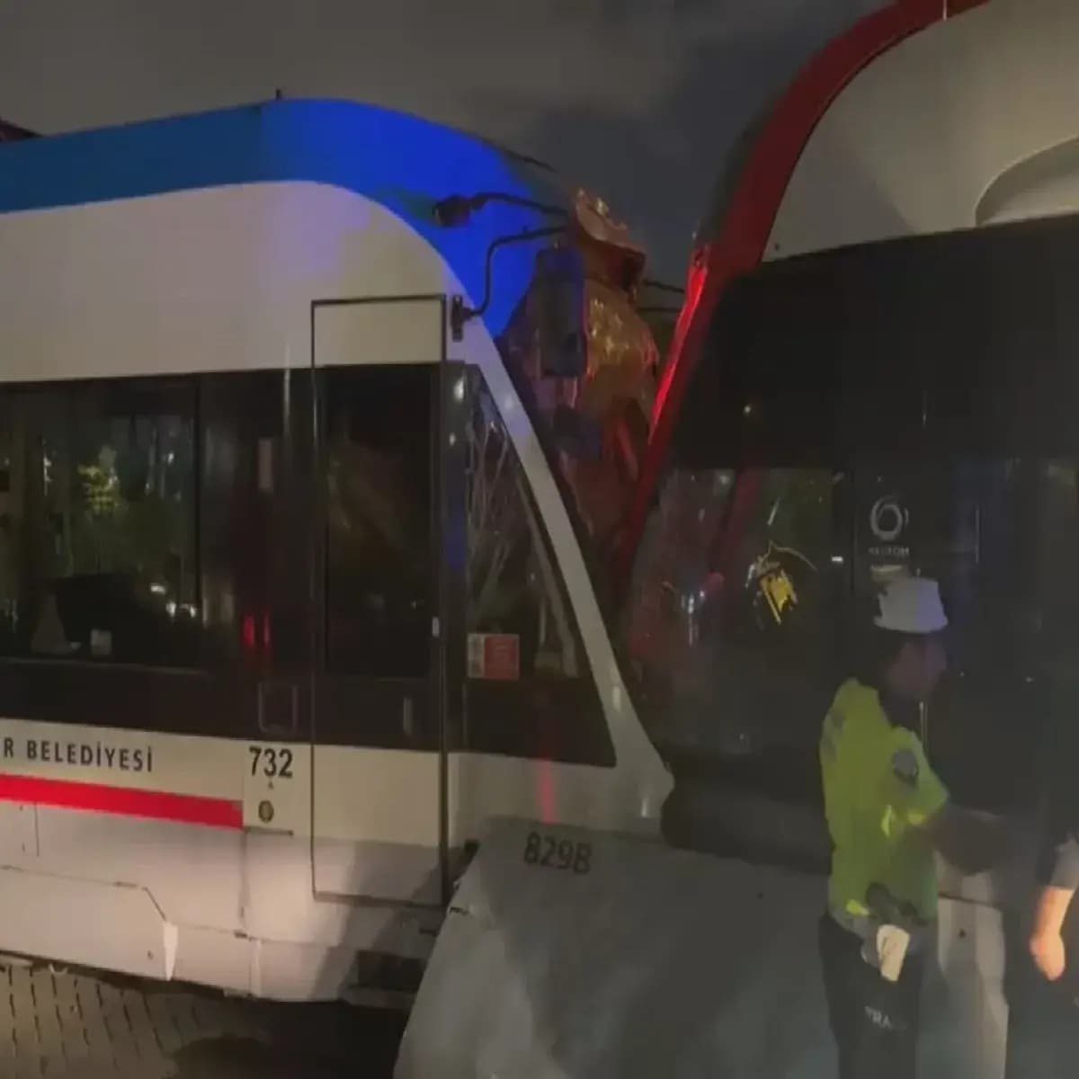 Zeytinburnu’nda feci olay: İki tramvay kafa kafaya çarpıştı! Çok sayıda ekip olay yerinde