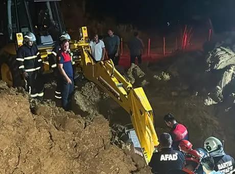 Su kuyusu açarken toprak altında kalan baba ile oğlu kurtarıldı
