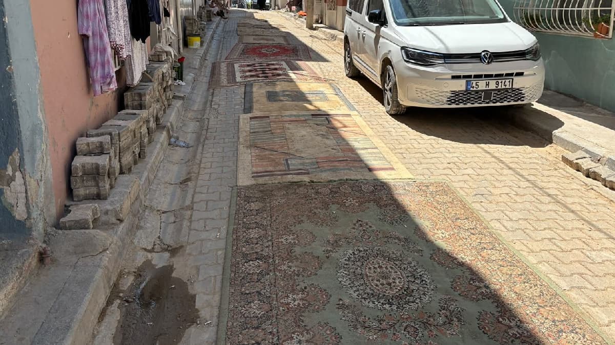 Bu ilimizde yollara halı sermeye başladılar