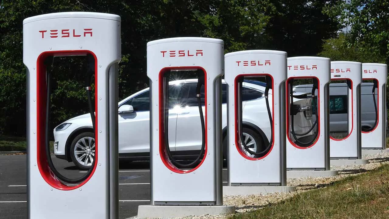 Tesla, İzmir Bornova’ya Yeni Supercharger İstasyonu Kuruyor