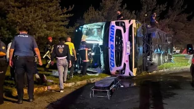 Yolcu otobüsü ile yakıt tankeri çarpıştı: 2'si ağır 38 yaralı