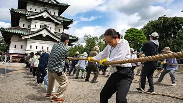 Japon kalesi halatlarla taşındı! Bin kişi 400 tonluk Hirosaki'yi yerinden kaldırdı