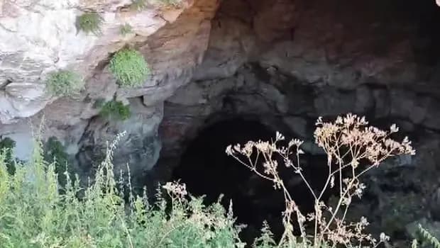 İmranlı'da kireç taşlarının aşınmasıyla oluşan dev mağara ilgi çekiyor