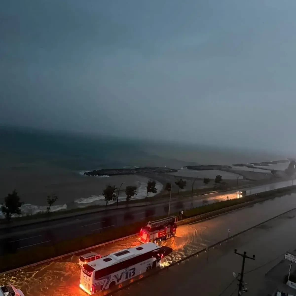 Sağanak yağış Karadeniz Sahil Yolu'nu suyla doldurdu