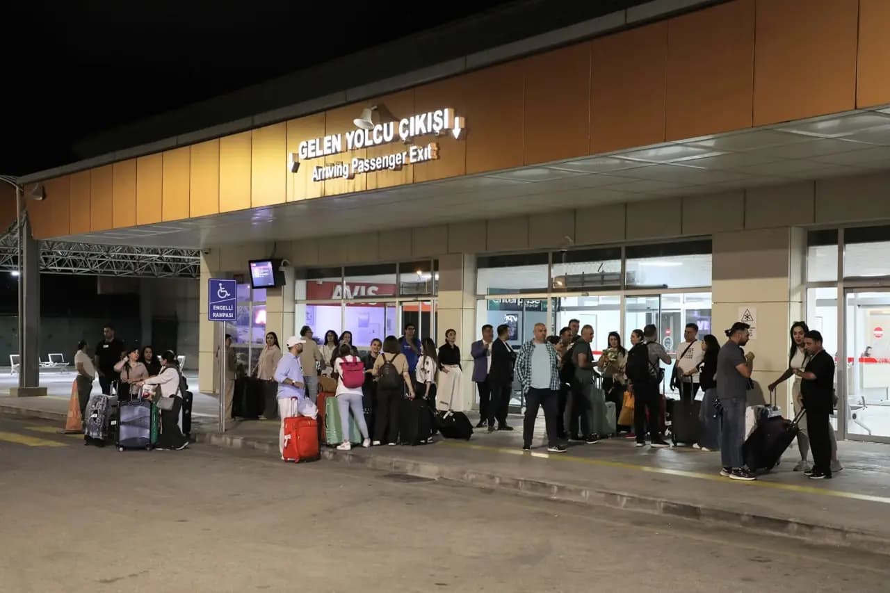 Van-Tahran hattında tarihi adım! İlk uçak indi, İranlı turistler çiçeklerle karşılandı