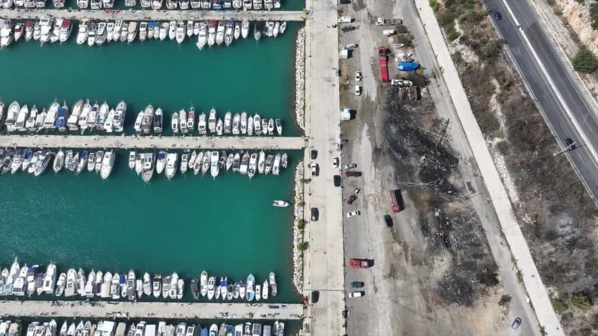 Antalya'da balıkçı barınağına sıçrayan yangında 20'den fazla tekne zarar gördü