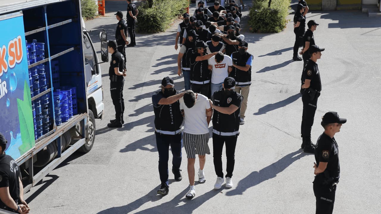 Eskişehir'de zehir tacirlerine operasyon: Çok sayıda uyuşturucu ele geçirildi