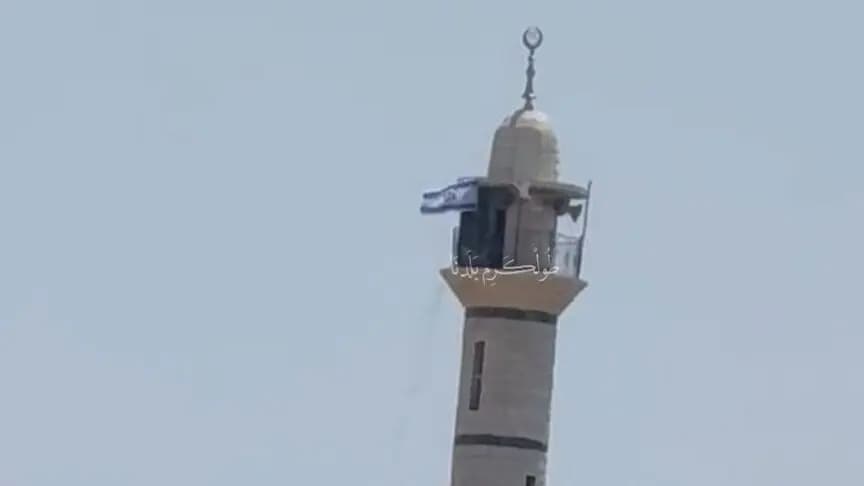 İsrail ordusu, Batı Şeria'da bir caminin minaresine İsrail bayrağı çekti