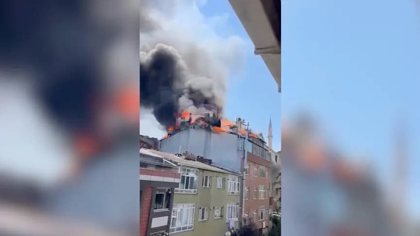 Gaziosmanpaşa'da çatı katında çıkan yangın söndürüldü