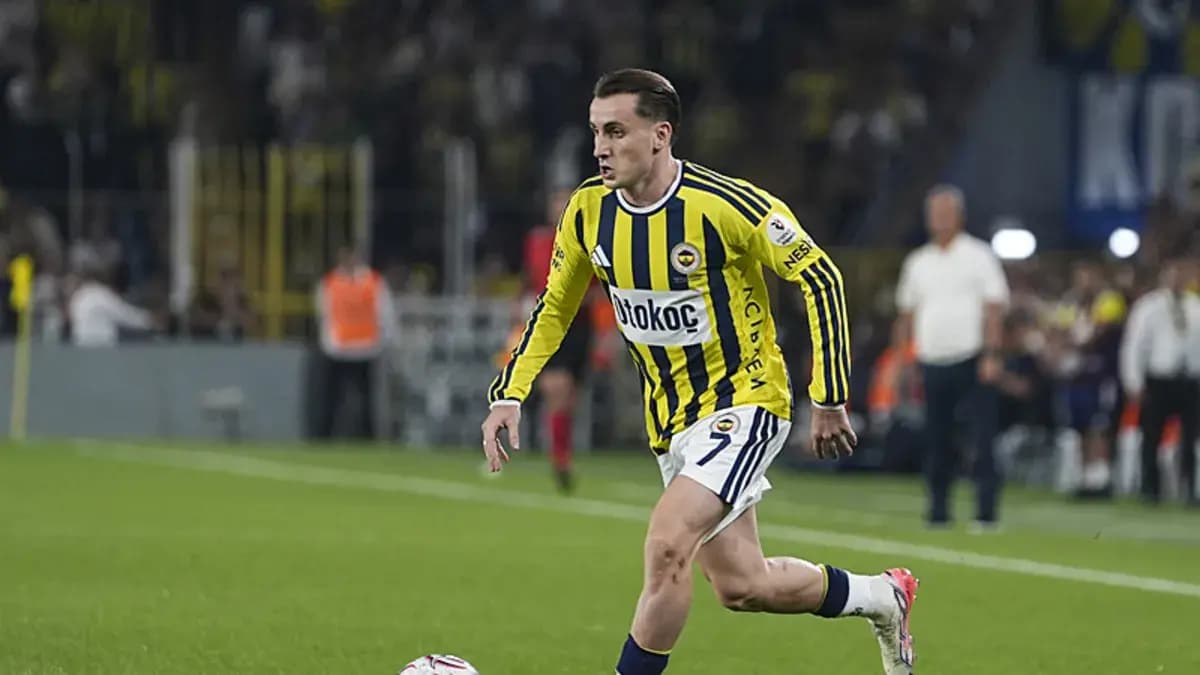 Kerem Aktürkoğlu, sahayı sedyeyle terk etti! Fenerbahçe'den açıklama geldi...