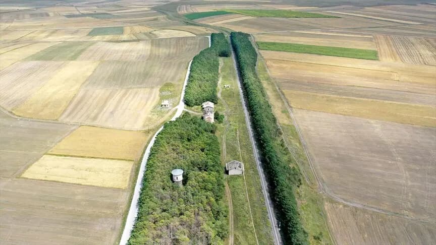 Kars'ta 57 yıl önce ağaçlandırılan tren istasyonu, yeşil dokusuyla dikkati çekiyor