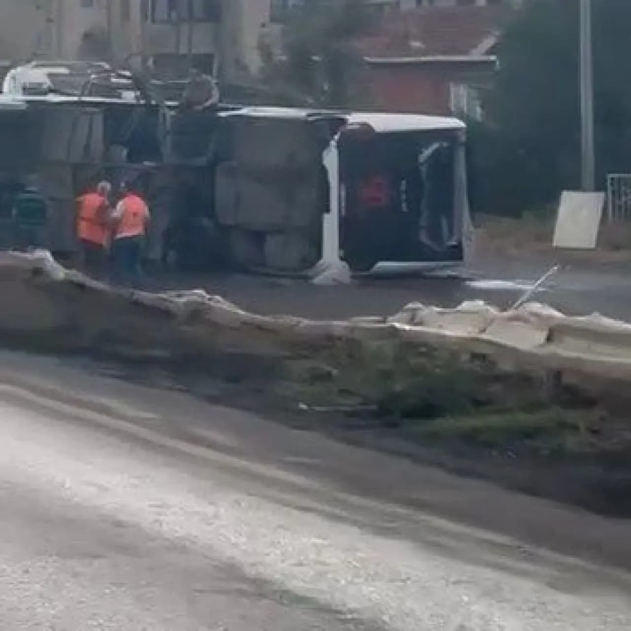 Servis otobüsü devrildi: 18 yaralı