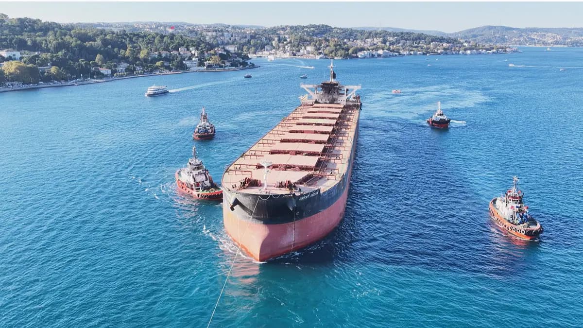 289 metrelik dev İstanbul Boğazı’ndan geçti: İHA saldırısına uğramıştı