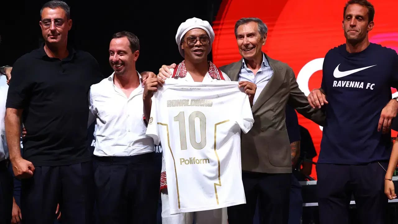 Ronaldinho 11 yıl sonra futbola geri dönüyor