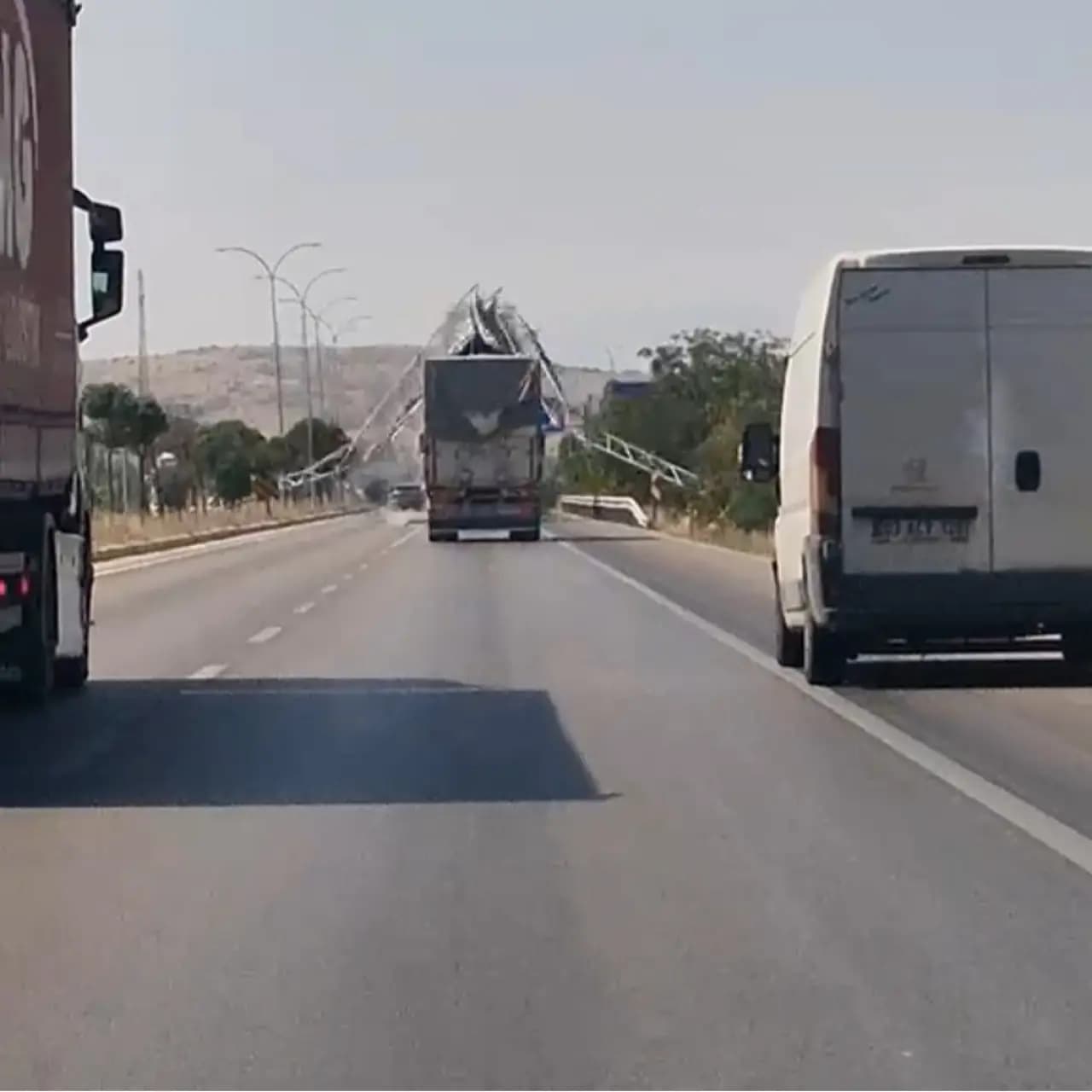 Açılan damper levhayı yıktı!