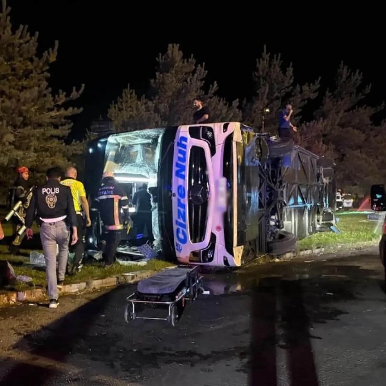Yolcu otobüsü ile yakıt tankeri çarpıştı: 35 yaralı