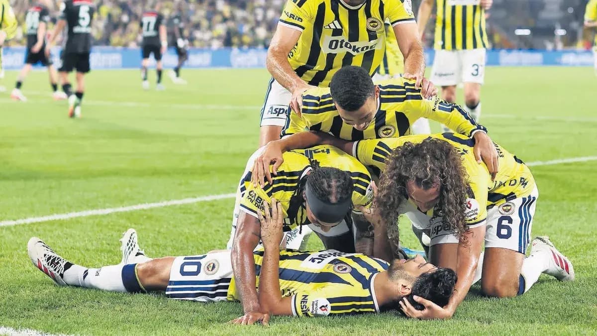Fener ışık saçtı