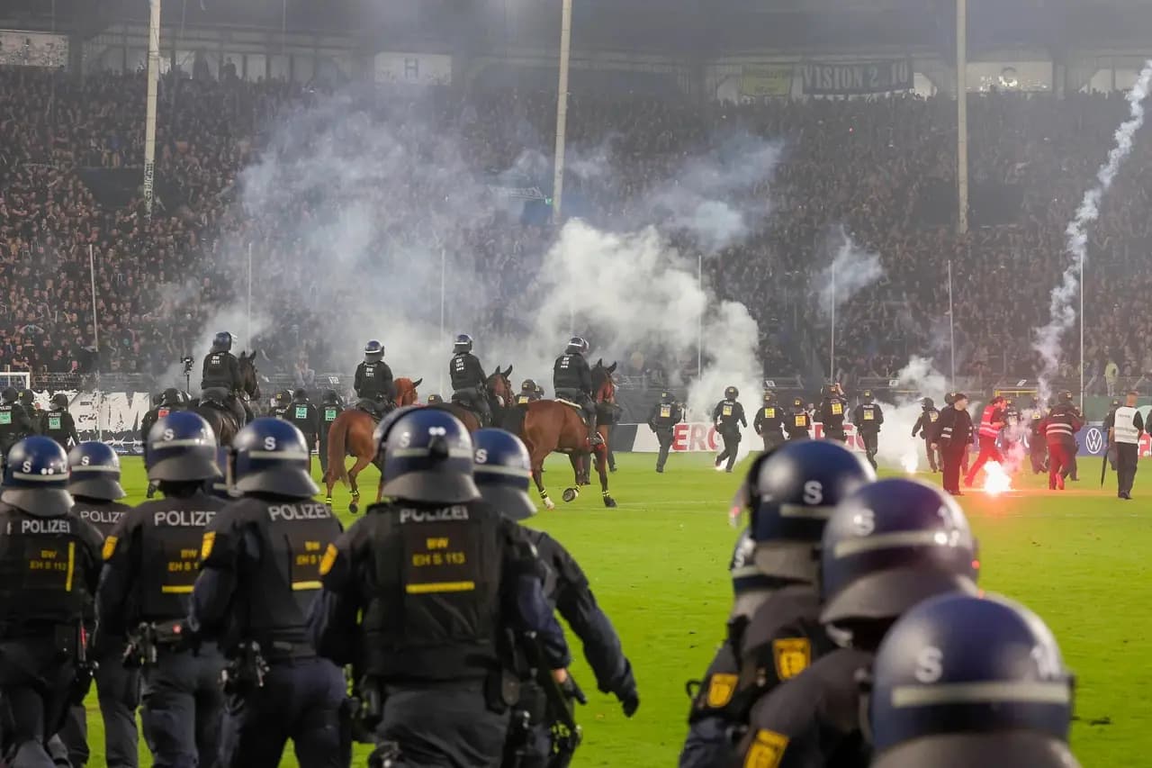 Tribünler savaş alanına döndü! 35 polis yaralandı
